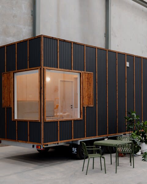 By building ROAM on a custom three-axle trailer, Fabprefab avoids the need for a Development Application (a requirement in Australia for traditional residential construction) and so makes the tiny home both more affordable and accessible.