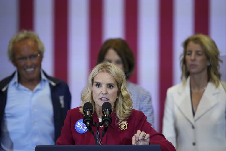 Kerry Kennedy habla ante el presidente Joe Biden durante un evento de campaña en Filadelfia, el jueves 18 de abril de 2024, con miembros de la familia Kennedy.