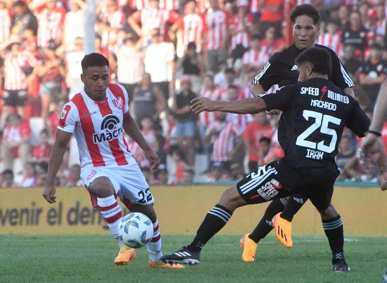 Damián Puebla, de Instituto, engancha ante la presencia del uruguayo William Machado, una de las 14 incorporaciones que efectuó Riestra en el marcado de pases.