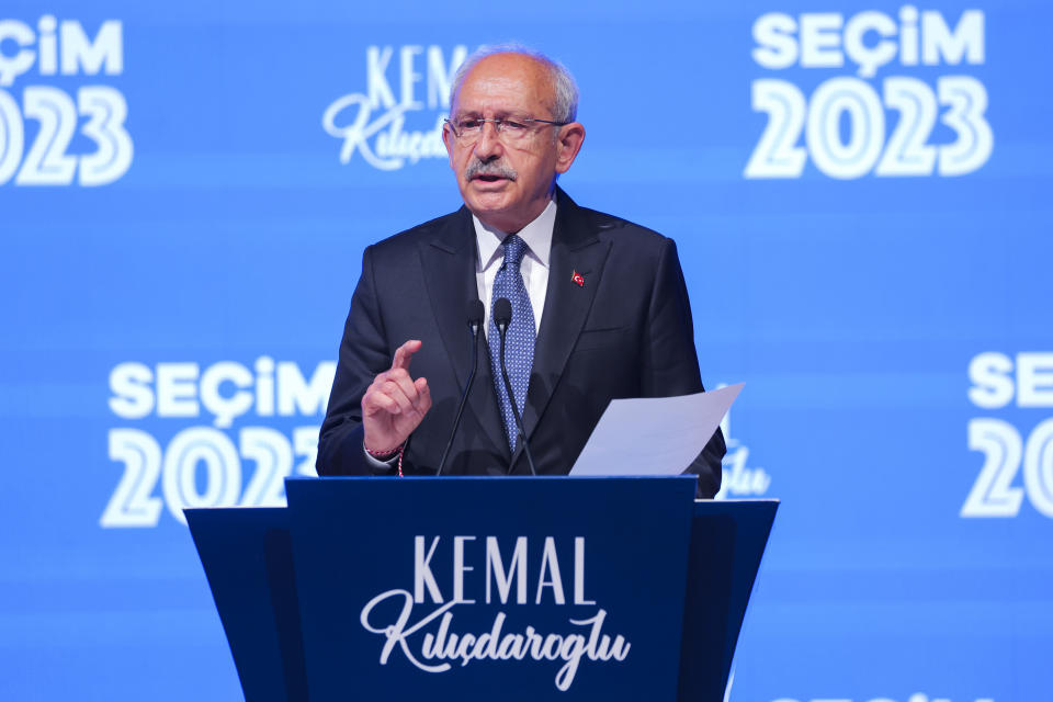 Kemal Kilicdaroglu, líder del Partido Republicano del Pueblo, habla en la sede de esa institución el domingo 14 de mayo de 2023, en Ankara, Turquía. (AP Foto)