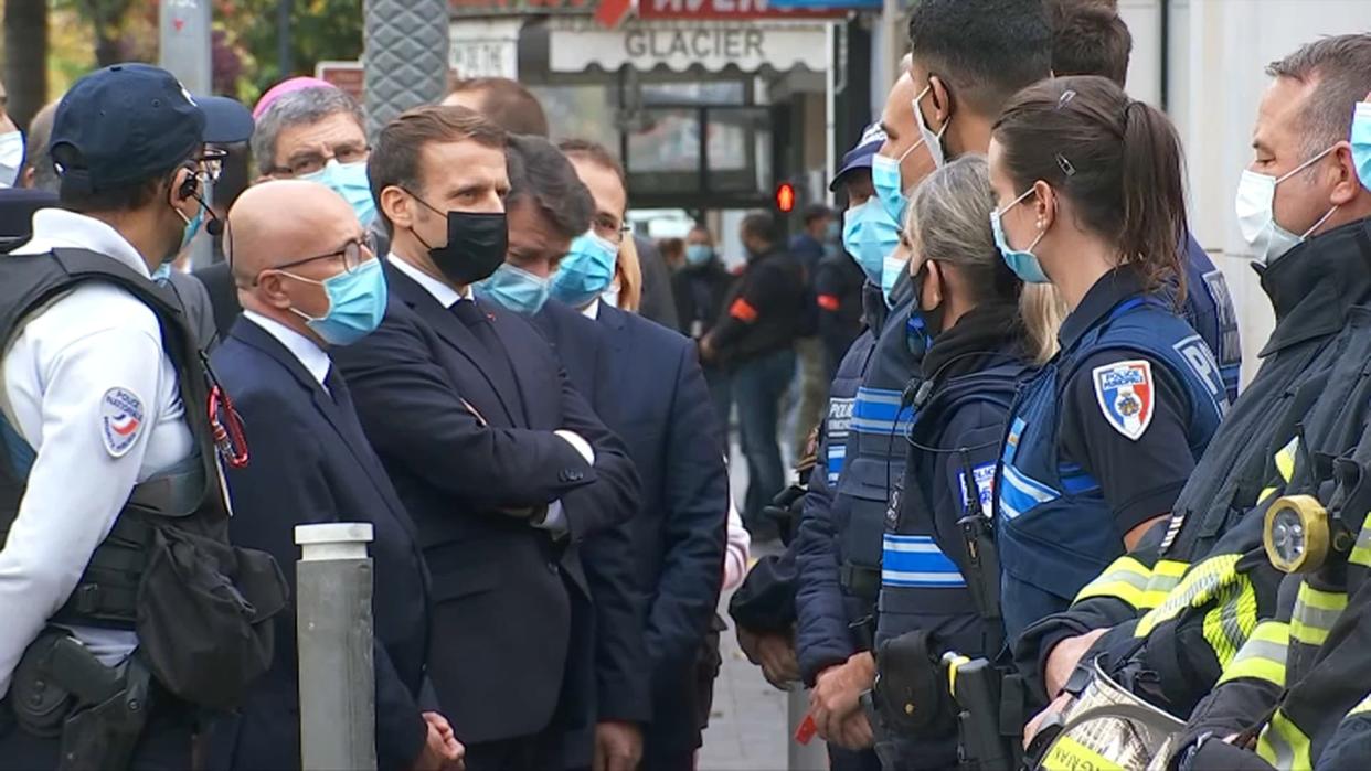 Emmanuel Macron et des policiers devant la basilique Notre-Dame à Nice le 29 octobre 2020 - BFMTV