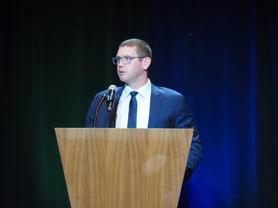  RAND researcher and Brown University professor Chris Whaley presents his findings a transparency conference on May 13, 2024. (Whitney Downard/Indiana Capital Chronicle)