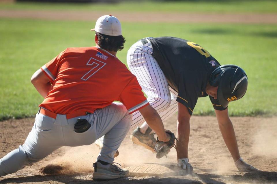 Hayden Hall gets back ahead of a pickoff attempt as Chase Viale applies tag. Atascadero won 8-3 over San Luis Obispo in a baseball game May 3, 2024. David Middlecamp