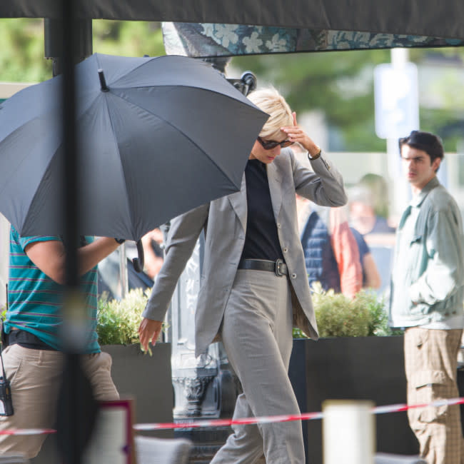 Elizabeth Debicki rodando la sexta temporada de la serie The Crown en Barcelona credit:Bang Showbiz