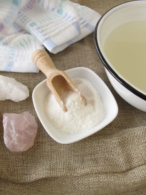 Wenn im Fernsehen endlich die Zeit der Märchenfilme beginnt, wird es auf dem Sofa so richtig gemütlich. Ein angenehm temperiertes Fußbad weicht verhornte Nagel- und Hornhaut und und tut einfach gut. Ein Sprizer Zitronensaft und etwas Olivenöl pflegen die Haut. Wer die Durchblutung anregen will, gibt etwas Meersalz in das warme Wasser. Im Anschluss an das Bad kann die Nagelhaut einfach zurückgeschoben werden. Dann die Füße eincremen und Söckchen überziehen. So werden die Füße wunderbar weich. Foto: HeikeRau/ Getty Images