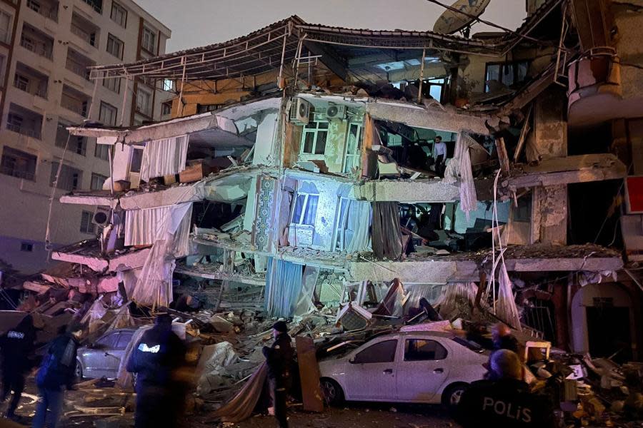 Terremoto en Turquía provoca la muerte de las de cien personas