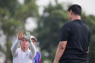 Yao Ming towers over Gary Player