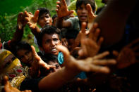 <p>Rohingya refugees stretch their hands for food near Balukhali in Coxís Bazar, Bangladesh, Sept. 4, 2017. (Photo: Mohammad Ponir Hossain/Reuters) </p>