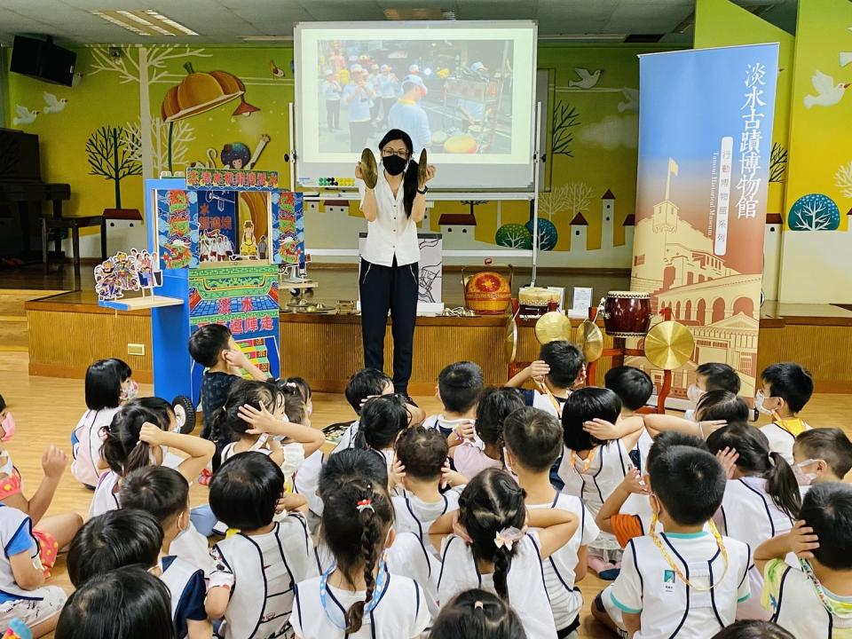 淡古的行動博物館主動出擊至托老、日照、失智、幼兒園等地解說，希望增進更多族群參與博物館的機會，打造全齡的終身學習場域。   圖：淡水古蹟博物館提供