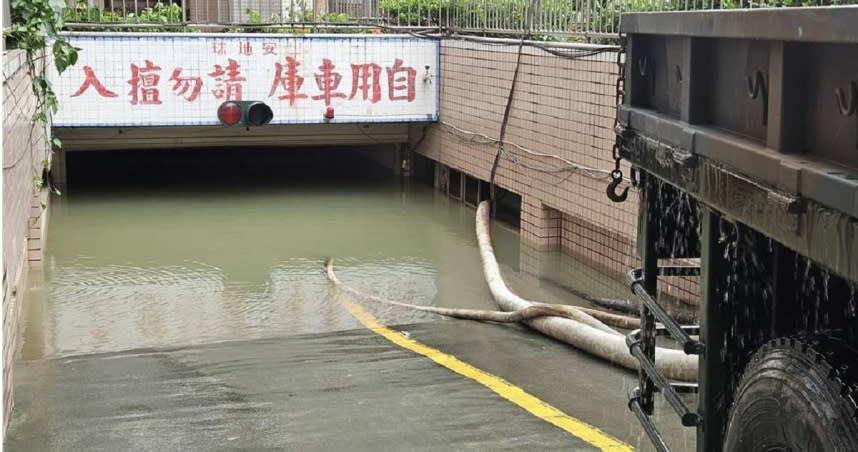 高雄市三民區德山街的「日安地球」大樓受到凱米颱風肆虐，地下室傳出嚴重淹水災情。（圖／中國時報羅琦文攝）