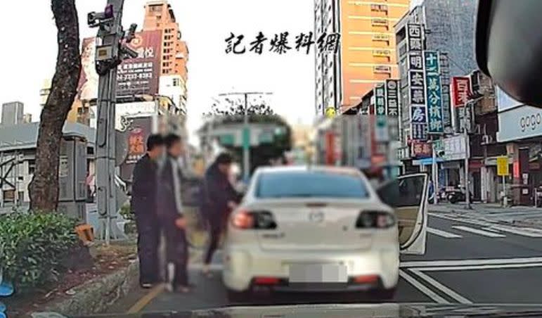 ▲黑衣男將黃姓駕駛踹進車內。（圖／翻攝記者爆料網）