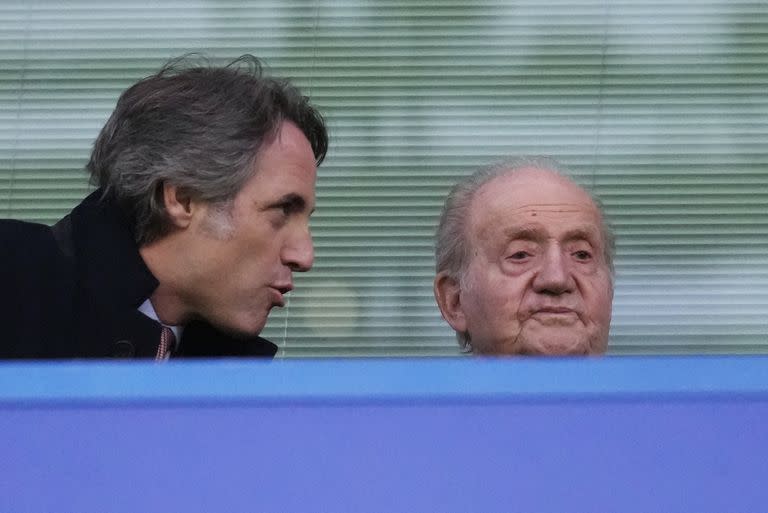 El rey emérito Juan Carlos de España, a la derecha, en el partido de fútbol de vuelta de cuartos de final de la Liga de Campeones entre el Chelsea y el Real Madrid en el estadio Stamford Bridge de Londres, el martes 18 de abril de 2023.