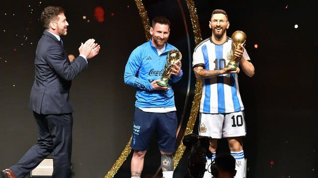 Estatua, bastón y la Copa del Mundo: así fue el homenaje de Conmebol a  Lionel Messi