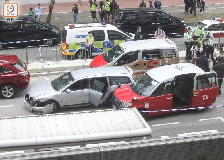 私家車逃捕期間與多輛車發生碰撞。(胡家豪攝)