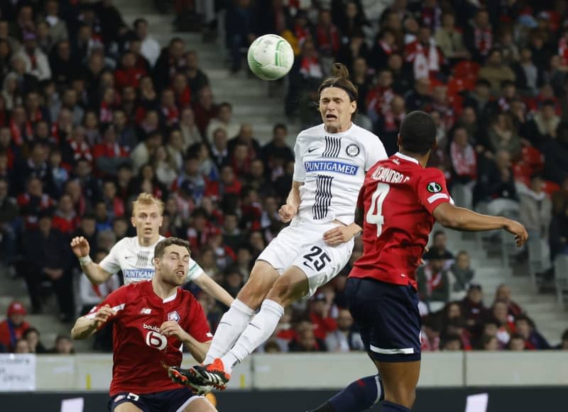 Sturm Graz's Stefan Hierlaender (2nd R) and Lille's Alexsandro (R) battle for the ball during the UEFA Europa Conference League round of 16 second leg soccer match between OSC Lille and SK Sturm Graz at Stade Pierre Mauroy. Erwin Scheriau/APA/dpa