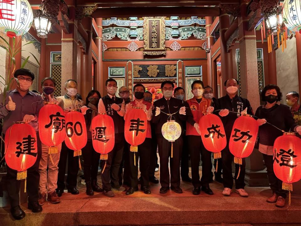 市長黃偉哲（前排右四），七日晚參加鄭成功祖廟點燈儀式。（記者陳銀全攝）