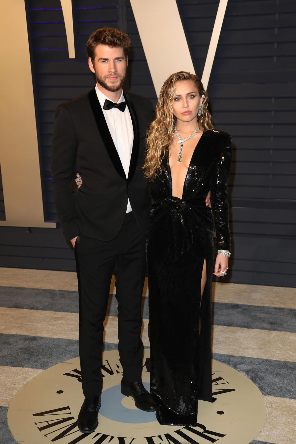 BEVERLY HILLS, CALIFORNIA - FEBRUARY 24: Miley Cyrus and Liam Hemsworth attend the 2019 Vanity Fair Oscar Party hosted by Radhika Jones at Wallis Annenberg Center for the Performing Arts on February 24, 2019 in Beverly Hills, California. (Photo by Tony Barson/FilmMagic)