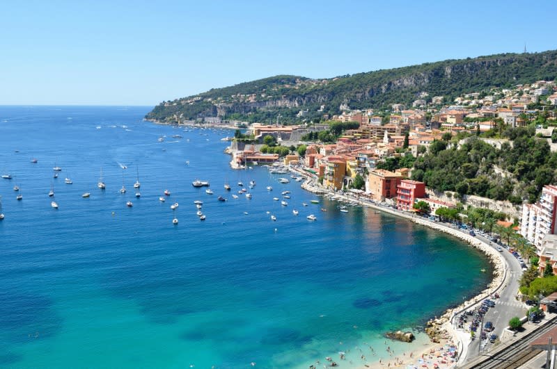 <b>Cote d’Azur per uno stile boho-chic</b><br><br> Chi l’ha detto che solo le attitudini al ribasso rappresentino stili di vita da abbracciare? Se nel vostro animo vi sentite bourgeois bohémien, ovvero borghesi dal cuore vagabondo, il posto che fa per voi è la Costa Azzurra, con le sue mete chic dal respiro ribelle. Antibes, Mentone, Cap Ferrat, i luoghi in cui viaggiare sulle orme di scrittori, artisti, poeti che hanno afferrato in questi posti il senso dell’esistenza: provateci anche voi davanti a un piatto di ostriche o fumando un cigarillo notturno nel pittoresco quartiere di La Suquet, a Cannes.