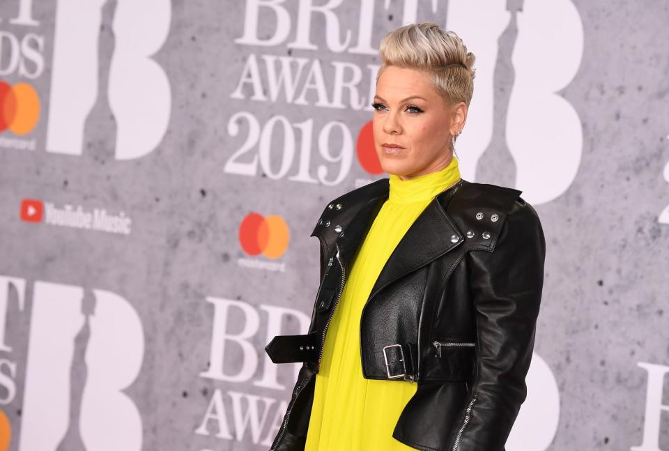 Wohl kaum! Bei den "Brit Awards" 2019 zeigte Pink einmal mehr ihre Wandlungsfähigkeit. Auf dem Roten Teppich erschien sie in schickem Kleid samt schwarzer Lederjacke ...