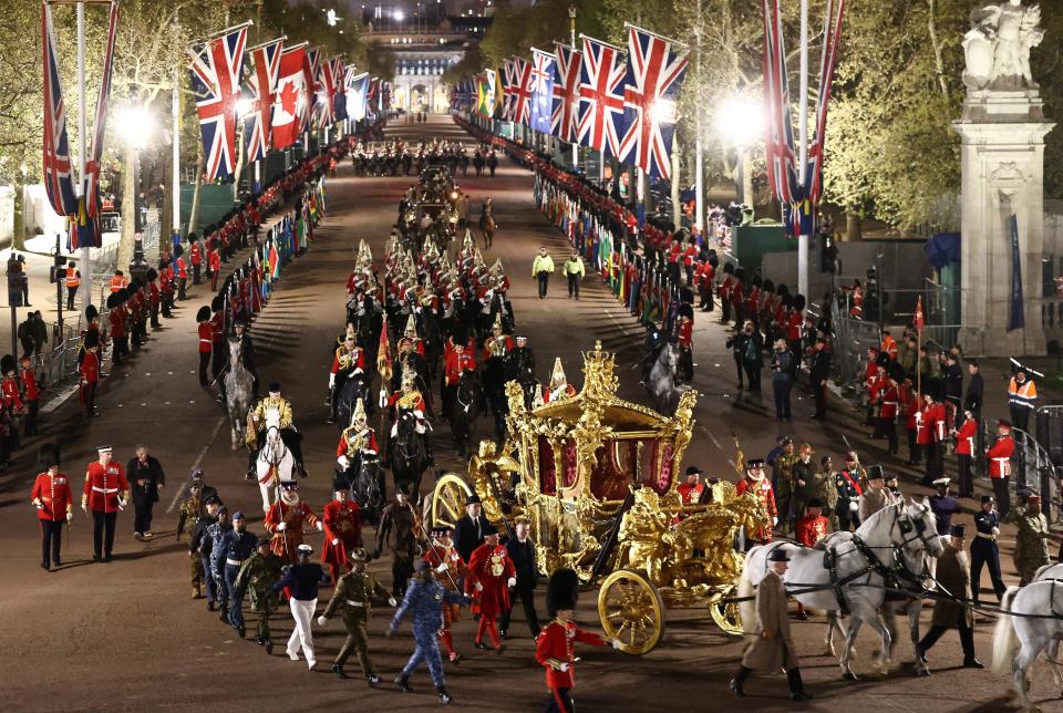 查爾斯三世加冕典禮當天，將乘坐200年歷史的「黃金馬車」，從西敏寺返回白金漢宮，圖為王室進行彩排。（路透社）