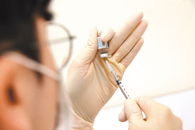 高風險性行為者，建議打猴痘疫苗。圖為醫護人員用注射針劑抽取猴痘疫苗。（黃世麒攝）