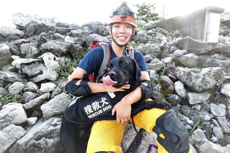 領犬員「巧克力」每日按表操課，曾出現在各大災難現場。（圖／宋德威提供）