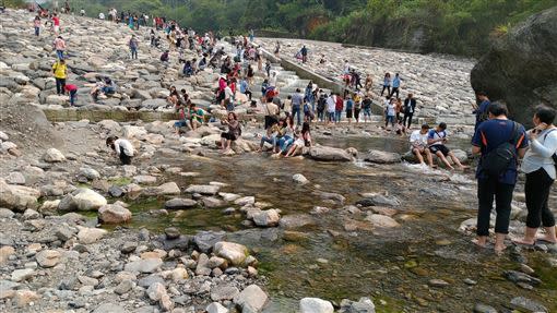 山上溪水湍急，林管處急列危險水域告示警示民眾勿進入。（圖／民眾提供）