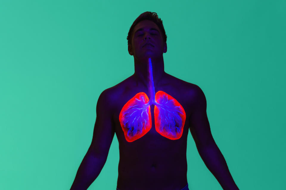 Richtig atmen kann während einer Infektion mit dem neuartigen Coronavirus helfen, die Lungen zu entlasten. (Symbolbild: gettyimages / Matthias Tunger)