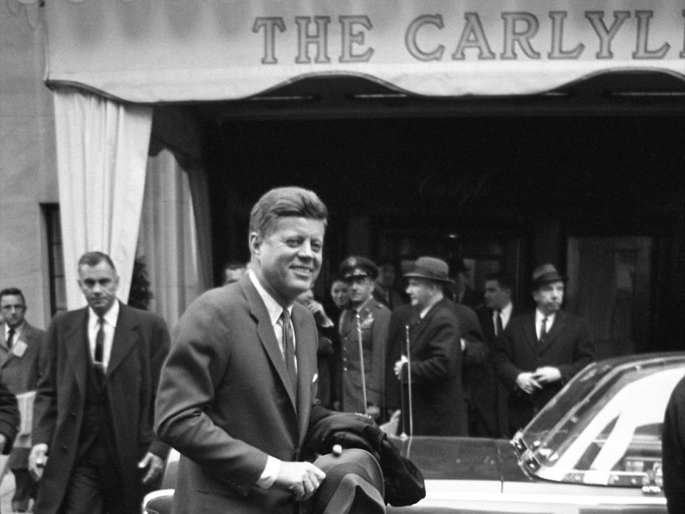 JFK leaves the Carlyle Hotel