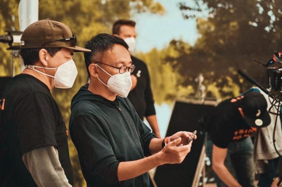 台灣的風度影業邀請導演何蔚庭（左二）赴好萊塢，與當地LED虛擬製作團隊拍攝短片《記憶有限公司》。（風度影業提供）