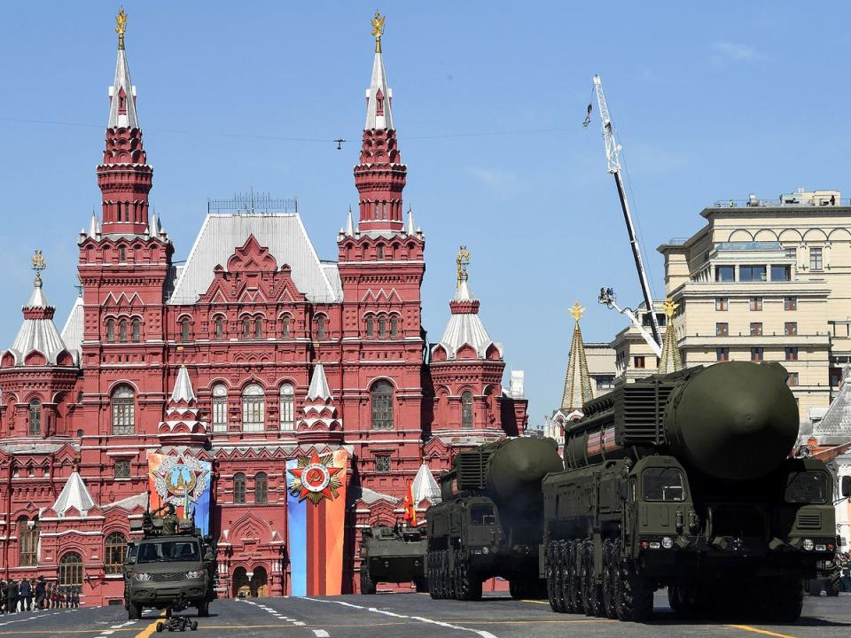 Los sistemas rusos de misiles balísticos intercontinentales Yars RS-24 desfilan por la Plaza Roja durante el desfile militar del Día de la Victoria en Moscú en mayo del año pasado (AFP/Getty)
