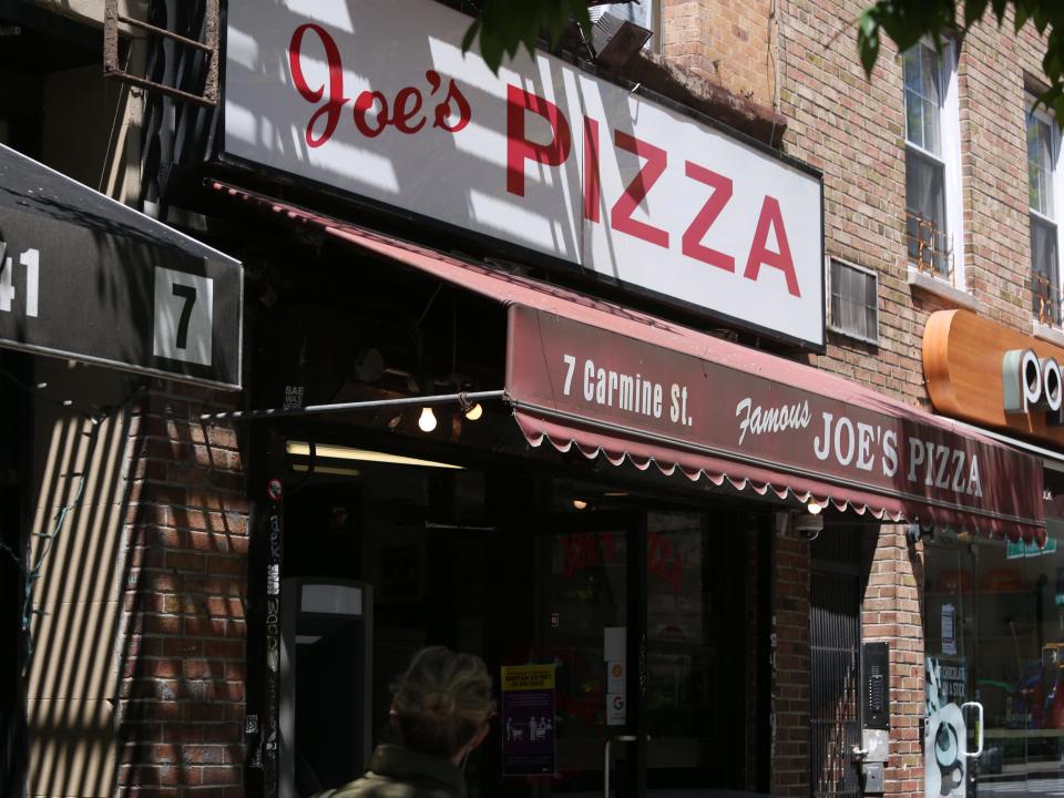 exterior shot of joe's pizza on Carmine Street