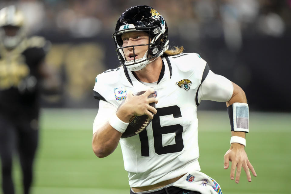 Trevor Lawrence, quarterback de los Jaguars de Jacksonville, acarrea el balón en el encuentro del jueves 19 de octubre de 2023, ante los Saints de Nueva Orleáns (AP Foto/Gerald Herbert)