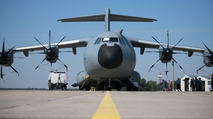 Der größte europäische Flugzeugbauer muss sparen. Der Grund dafür ist vor allem der sinkende Auftragseingang in der Rüstungssparte. Foto: dpa