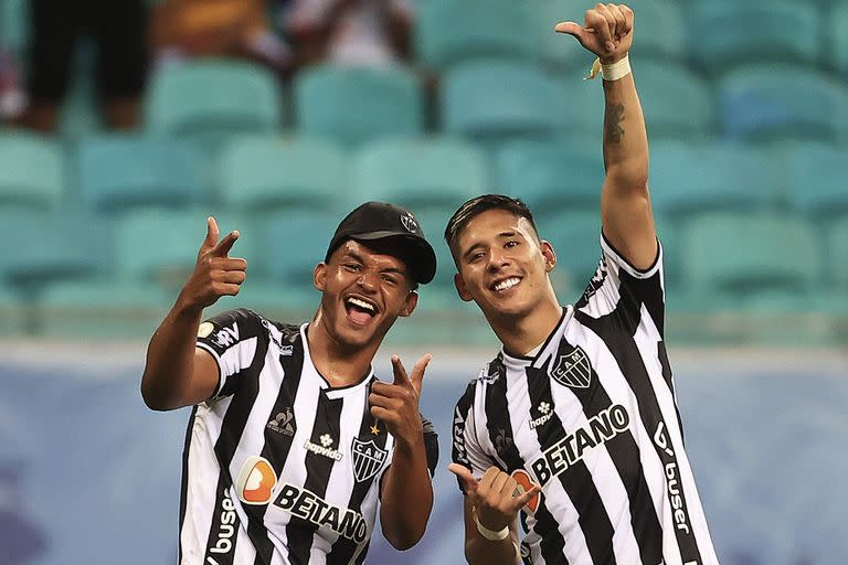 Matias Zaracho (derecha) acaba de ganar otro título con Atlético Mineiro; el ex Racing tiene explosión y gol; en la imagen, con Dylan Borrero