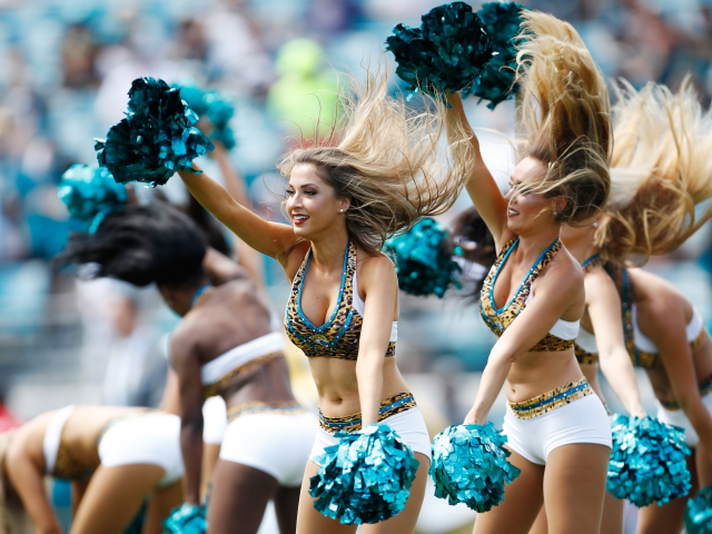 Photo: New Orleans Saints cheerleader entertains the crowd