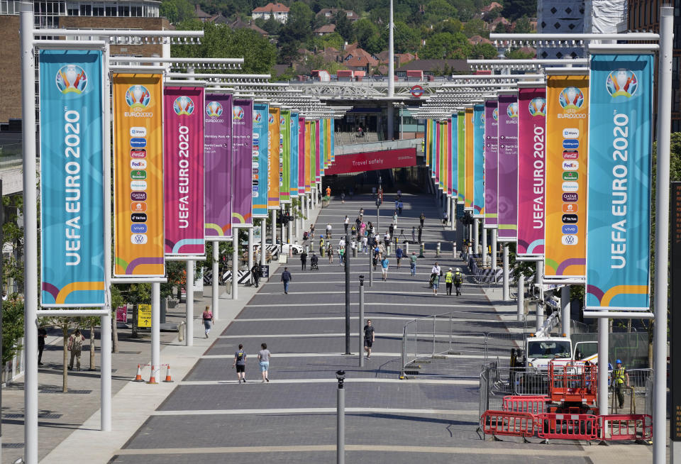 La ruta de ingreso al estadio Wembley, sede de la Eurocopa de fútbol, el miércoles 9 de junio de 2021, en Londres. (AP Foto/Frank Augstein)