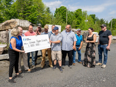 A group of 10 family business colleagues in Stanstead win a million (CNW Group/Loto-Québec)