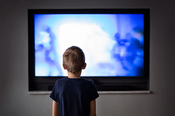 Si no pones límites al consumo de TV de tus hijos, podría sufrir de problemas sociales y de salud. Foto: mrs/Getty Images