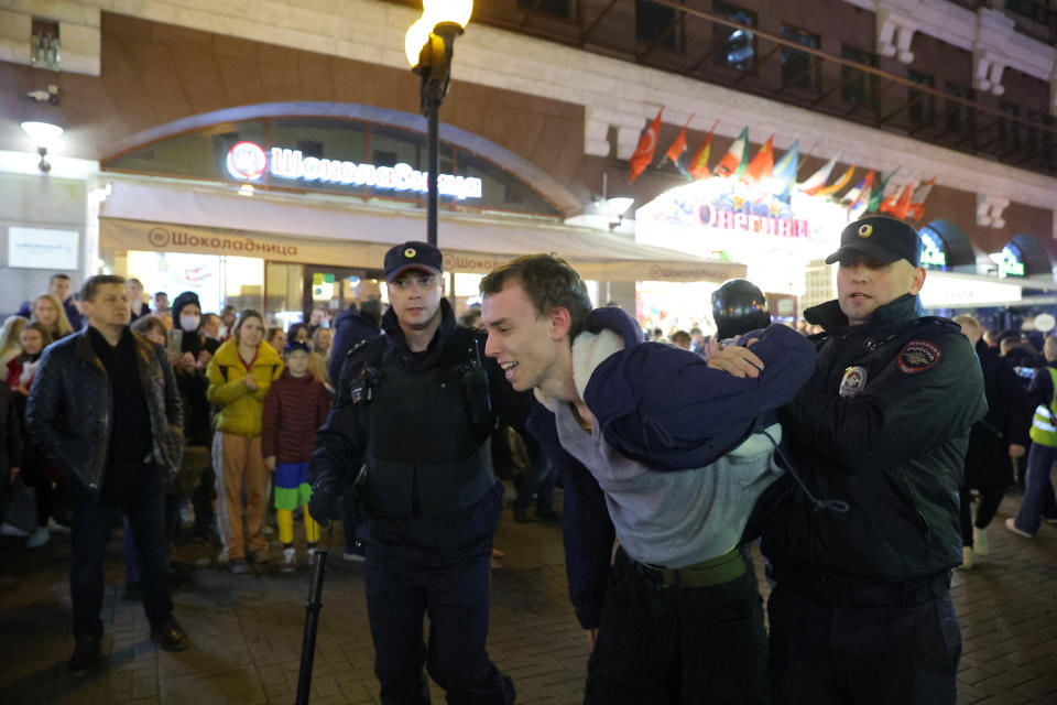 Das ist eine wahre Friedensdemo: Polizisten führen einen Mann ab, der in Moskau gegen die Teilmobilisierung  protestiert (Bild: REUTERS/REUTERS PHOTOGRAPHER)