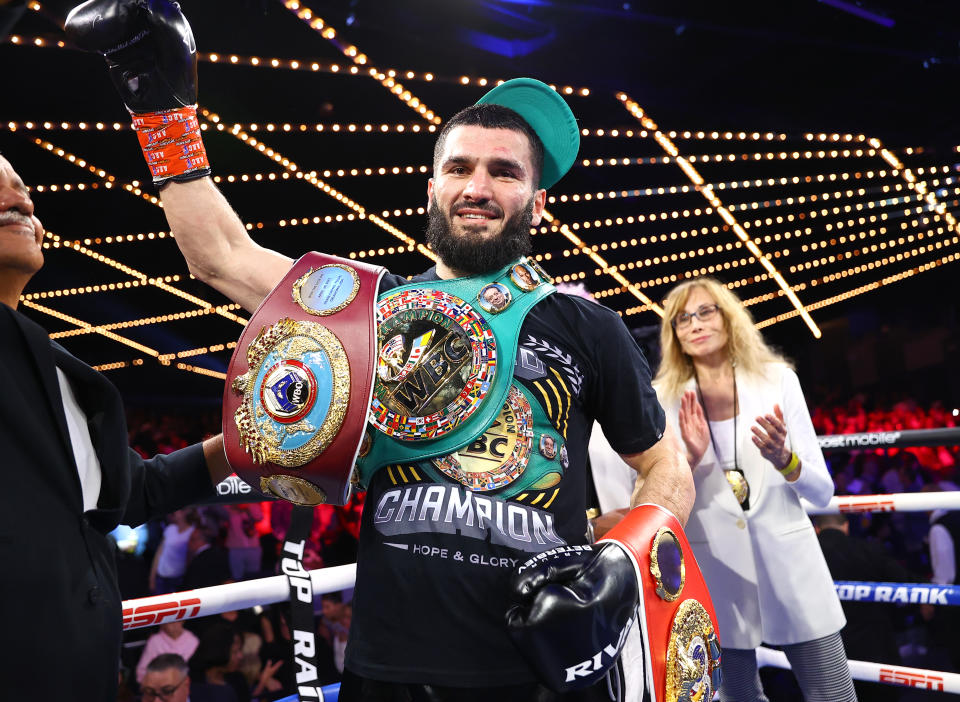 NEW YORK, NEW YORK – 18 JUIN: Artur Beterbiev célèbre après avoir vaincu Joe Smith Jr, lors de leur combat de championnat WBC, IBF et WBO des poids lourds légers, au Hulu Theatre du Madison Square Garden le 18 juin 2022 à New York.  (Photo de Mikey Williams/Top Rank Inc via Getty Images)