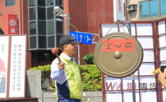 （觀傳媒彰化新聞）【記者陳雅芳／彰化報導】花蓮於4月3日發生芮氏規模7.2的強震，彰化市的姐妹市-花蓮市也受創嚴重，市長林世賢除致關懷信函，更展開積極勸募行動，結合佛教慈濟慈善基金會，今（21）日在彰化藝術館舉辦「花蓮震災救援募心募愛」的愛心市集義賣活動，市公所也設了一攤，由市長林世賢掌廚煎菜頭粿義賣，吸引不少民眾買美食、做愛心。