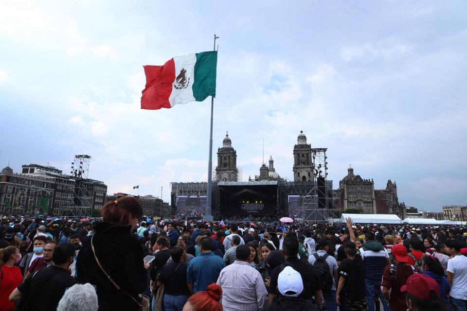 CIUDAD DE MÃ‰XICO, 25SEPTIENBRE2022. Asistentes al concierto de la agrupaciÃ³n de mÃºsica Grupo Firme son sacados de entre la multitud por la saturaciÃ³n de espectadores  en la plancha del zÃ³calo capitalino. FOTO: EDGAR NEGRETE/CUARTOSCURO.COM