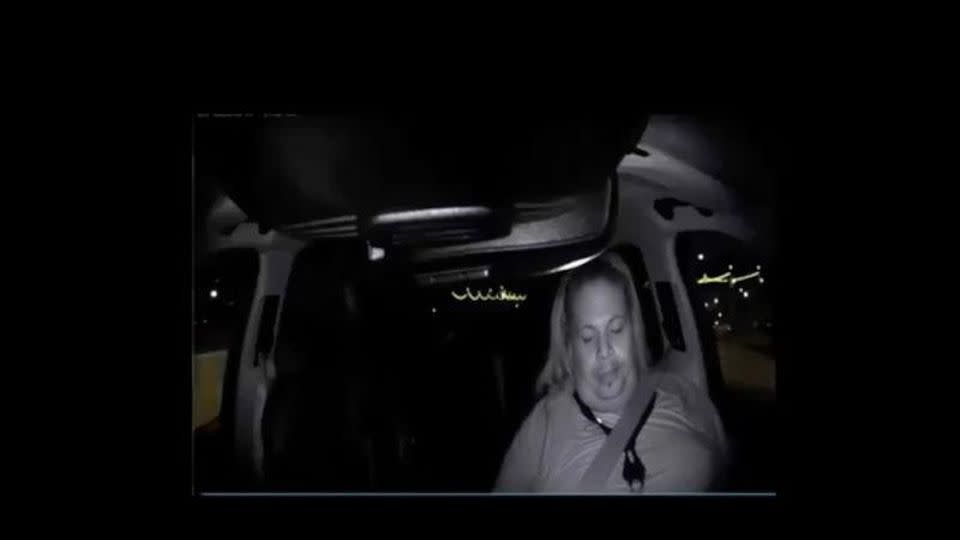 La cámara interior del Uber muestra que el conductor de seguridad del coche autónomo no tenía la vista en el volante. Foto: YouTube/ABCNews