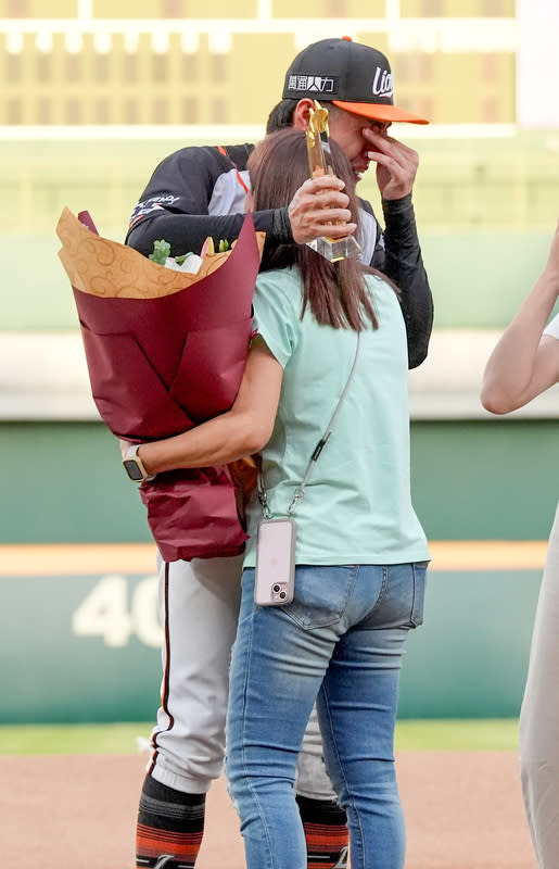 統一獅許哲晏慶首轟頒獎  家人驚喜現身淚崩 中華職棒統一獅隊許哲晏（後）在民國113年5月26日 敲出生涯首轟，獅隊21日賽前特別規劃許哲晏生涯首 轟慶祝儀式，邀請他的家人驚喜現身獻花，讓許哲晏 忍不住感動淚崩。 （統一獅隊提供） 中央社記者楊啟芳傳真  113年6月21日 