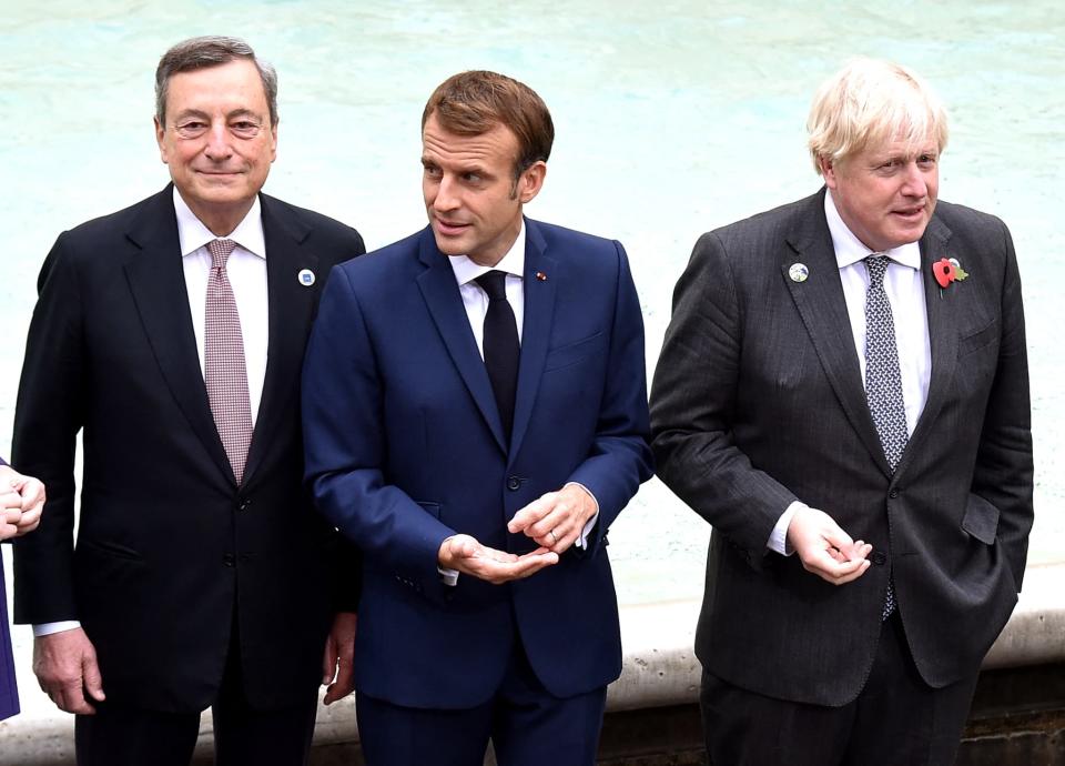 Emmanuel Macron et Boris Johnson posent devant la Fontaine de Trevi, lors du G20 à Rome, dimanche 31 octobre 2021 - Andreas Solaro - AFP