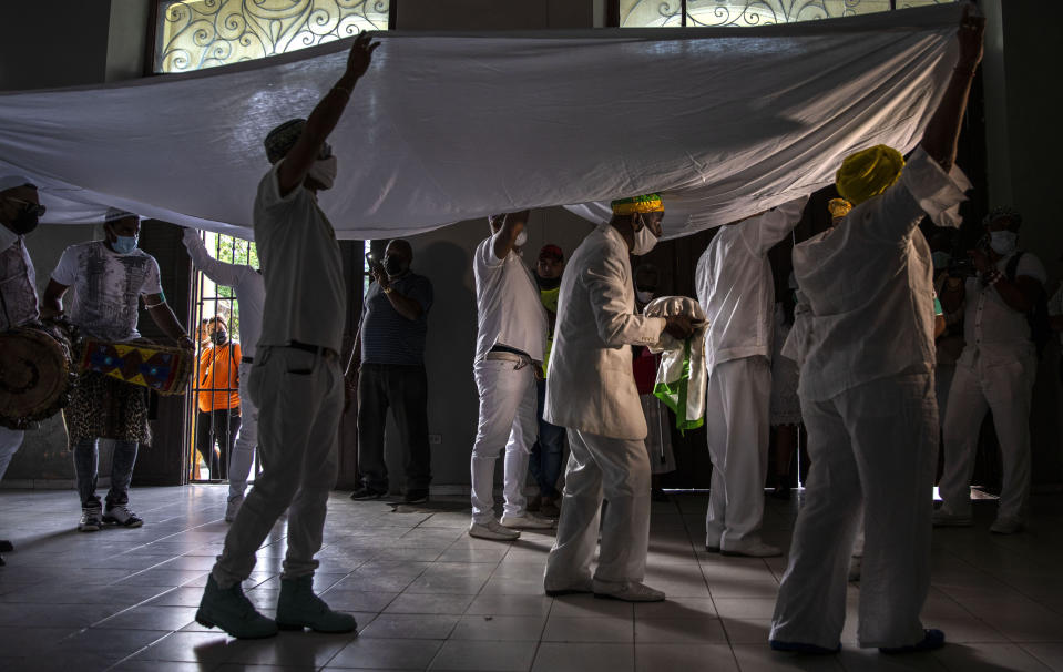 Seguidores de la santería realizan una ceremonia en la Habana, Cuba, el sábado 2 de enero de 2021. Sacerdotes de la Santería cubana advirtieron sobre un incremento del desacato a la autoridad en todos los niveles, rupturas de contratos y un aumento de los flujos migratorios. (AP Foto/Ramon Espinosa)
