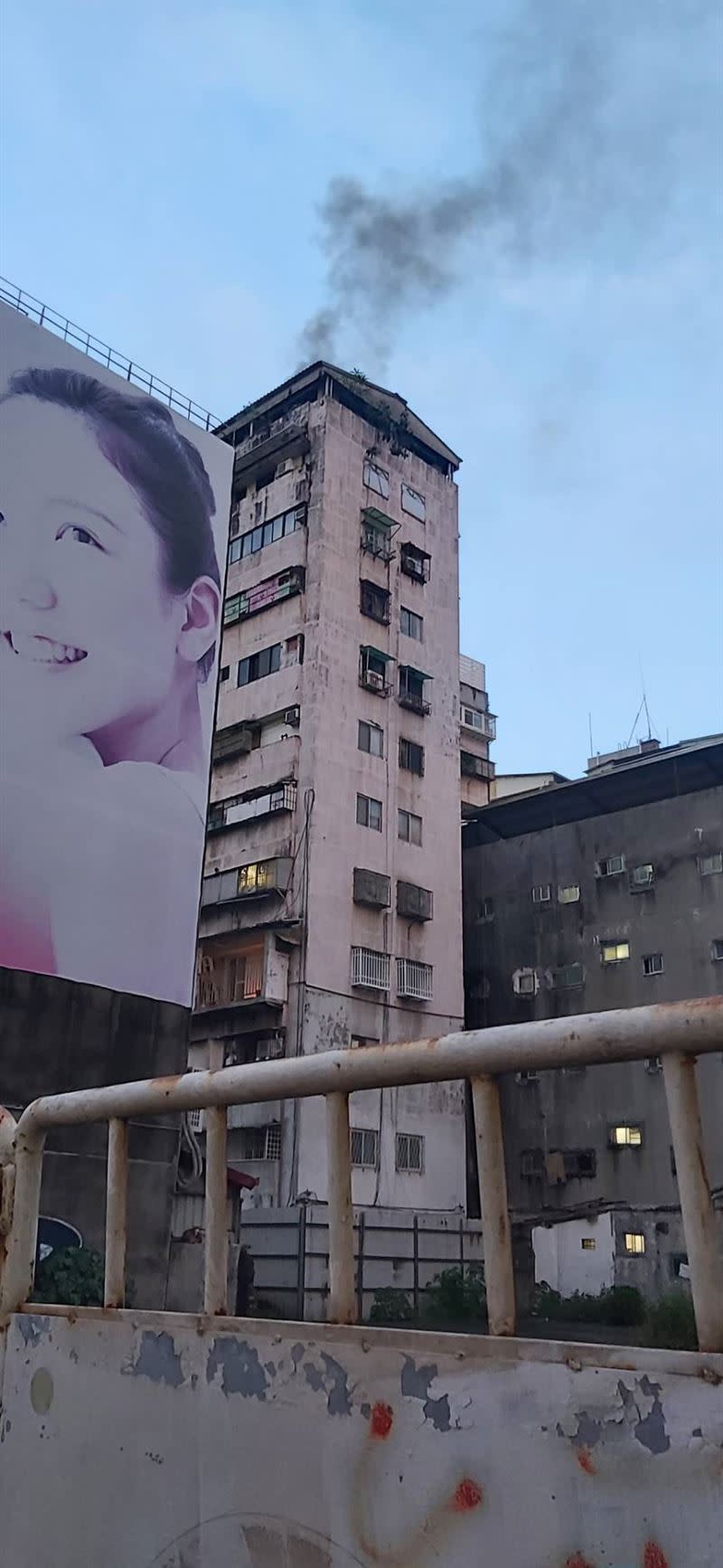 鑽石大樓頂冒出濃煙。（圖／翻攝畫面，下同）