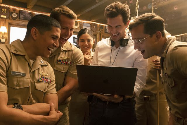 PARAMOUNT PICTURES, SKYDANCE AND JERRY BRUCKHEIMER FILMS Danny Ramirez, Glen Powell, Monica Barbaro, Joseph Kosinski and Lewis Pullman on the set of 'Top Gun: Maverick'