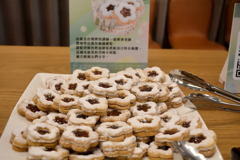 鶯歌陶博館「春日甜食」推梅醬餅乾 新北市鶯歌陶瓷博物館「春遊三鶯」系列活動將在29 日起登場，其中「春日甜食」活動由甜點職人開課傳 授手作餅乾，調製酸甜的梅醬注入鬆軟香甜奶油餅 乾，是幸福好滋味。 中央社記者黃旭昇新北市攝  113年3月21日 